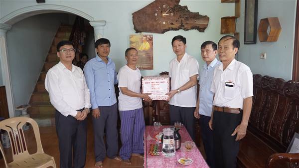 LÃNH ĐẠO XÃ HẢI HƯNG THĂM, TẶNG QUÀ GIA ĐÌNH CHÍNH SÁCH NHÂN DỊP KỶ NIỆM 79 NĂM NGÀY THƯƠNG BINH LIỆT SĨ