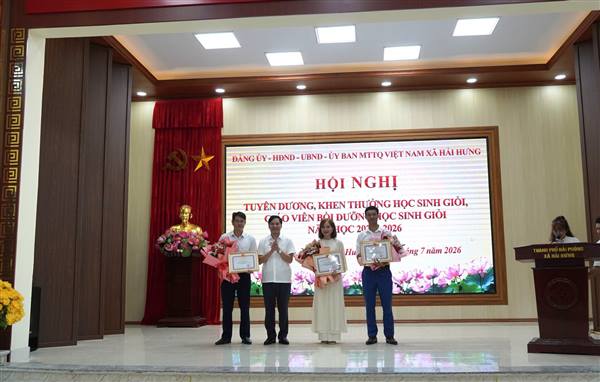 XÃ HẢI HƯNG TỔ CHỨC HỘI NGHỊ TUYÊN DƯƠNG, KHEN THƯỞNG HỌC SINH GIỎI VÀ GIÁO VIÊN BỒI DƯỠNG HỌC SINH GIỎI NĂM HỌC 2025 - 2026