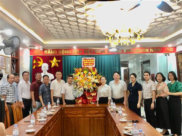 Thường trực Đảng ủy phường Hoà Bình thăm, tặng quà các doanh nghiệp nhân Ngày Doanh nhân Việt Nam.
