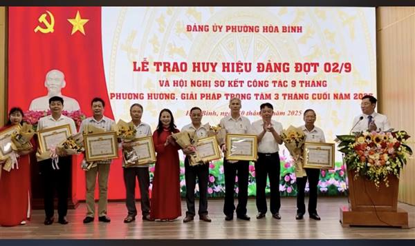 ĐẢNG ỦY PHƯỜNG HÒA BÌNH TỔ CHỨC LỄ TRAO HUY HIỆU ĐẢNG ĐỢT 02/9/2025 VÀ HỘI NGHỊ SƠ KẾT CÔNG TÁC 9 THÁNG ĐẦU NĂM