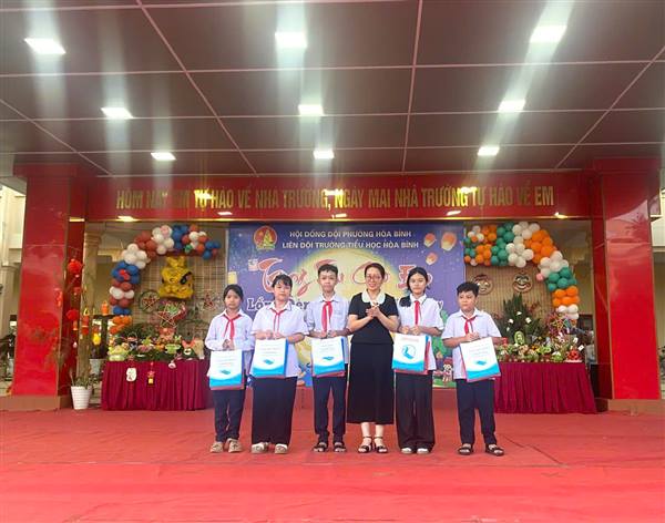 TRƯỜNG TIỂU HỌC HÒA BÌNH TỔ CHỨC CHUYÊN ĐỀ “TRUNG THU CHO EM – LỒNG ĐÈN THẮP SÁNG ƯỚC MƠ”.