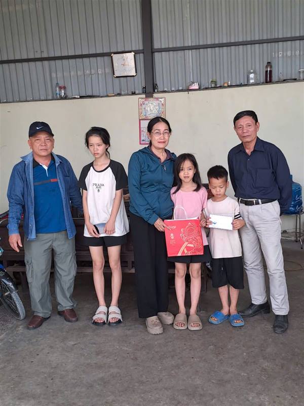 Phường Hòa Bình tổ chức trao quà cho trẻ em có hoàn cảnh khó khăn. 