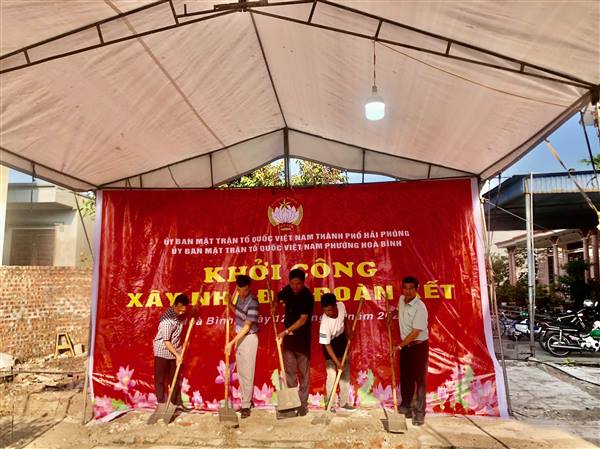 LỄ KHỞI CÔNG XÂY DỰNG NHÀ “ĐẠI ĐOÀN KẾT” TẠI PHƯỜNG HÒA BÌNH