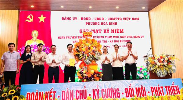 Gặp mặt kỷ niệm Ngày Truyền thống các cơ quan tham mưu, giúp việc Đảng ủy và các tổ chức chính trị - xã hội phường.