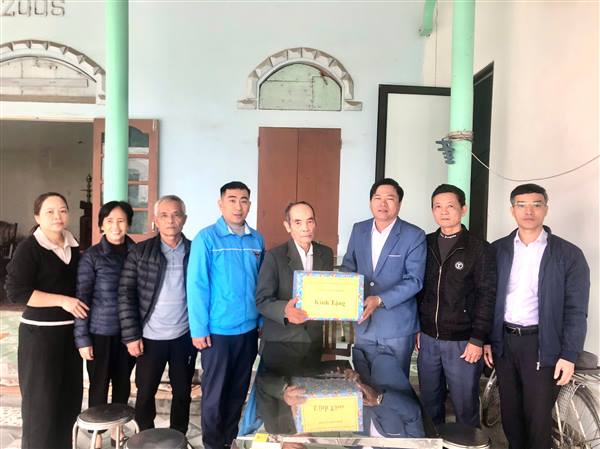 Đoàn lãnh đạo Ủy ban MTTQ Việt Nam phường Hòa Bình thăm và tặng quà các đồng chí nguyên lãnh đạo Ủy ban MTTQ Việt Nam phường qua các thời kỳ. 