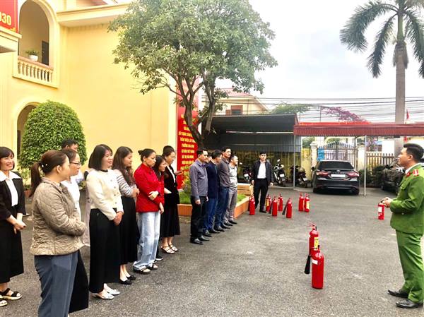 UBND phường Hòa Bình tổ chức Hội nghị tuyên truyền, hướng dẫn thực hiện các quy định của pháp luật về phòng cháy, chữa cháy và cứu nạn, cứu hộ (PCCC & CNCH) cho toàn thể cán bộ, công chức, viên chức phường. 