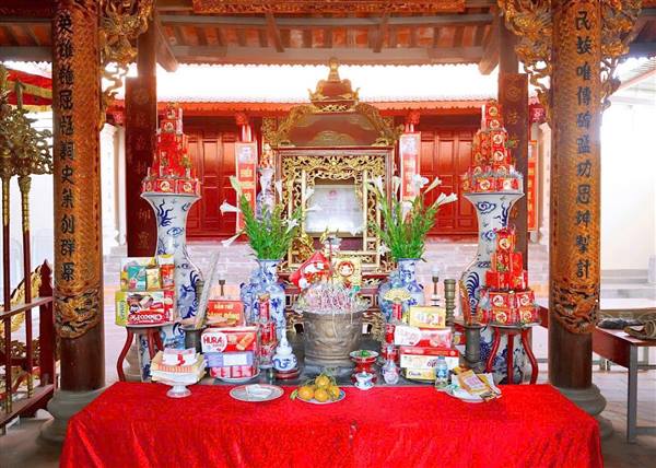 ĐÌNH CHIẾM PHƯƠNG

   