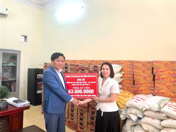 UBMTTQVN phường Hòa Bình tiếp nhận quà ủng hộ đồng bào vùng bão lụt.