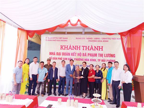 Lễ khánh thành và bàn giao Nhà Đại đoàn kết cho gia đình bà Phạm Thị Lương, thuộc TDP Sim Bấc, phường Hòa Bình.