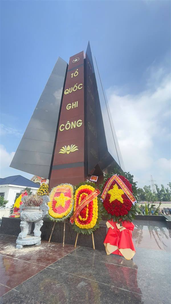 Đảng ủy- HĐND-UBND-Ủy ban MTTQ Việt Nam phường Hòa Bình viếng và dâng hương tại nghĩa trang liệt sỹ khu vực Lưu Kiếm và khu vực Bạch Đằng