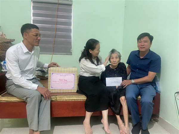 Đảng ủy - HĐND - UBND - UBMTTQ Việt Nam phường Hòa Bình tổ chức thăm, tặng quà các gia đình chính sách người có công nhân dip kỷ niệm 78 năm Ngày Thương binh - Liệt sĩ (27/7/1947 - 27/7/2025).