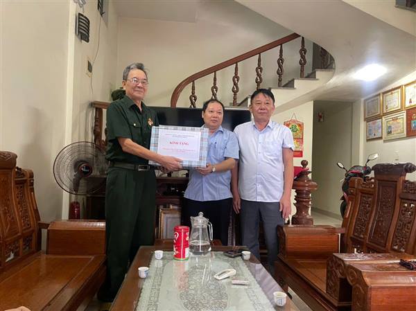Đồng chí Vũ Hồng Hiên- Ủy viên Ban thường vụ, chủ nhiệm Ủy ban kiểm tra Thành ủy&nbsp;Hải Phòng thăm, tặng quà người có công nhân kỷ niệm 78 năm Ngày Thương binh - Liệt sĩ 27/7/2025 tại phường&nbsp;Hòa Bình.