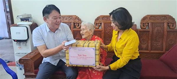  Thăm Mẹ Việt Nam anh hùng nhân dịp kỷ niệm 78 năm ngày Thương binh - liệt sĩ (27/7/1947 - 27/7/2025)