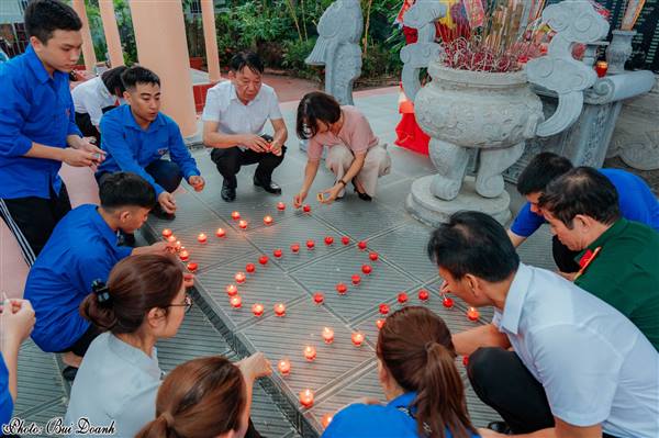 Phường Hòa Bình tổ chức Lễ dâng hương và Thắp nến Tri ân tại các Bia tưởng niệm Bà mẹ Việt Nam anh hùng và liệt sỹ trên địa bàn phường.