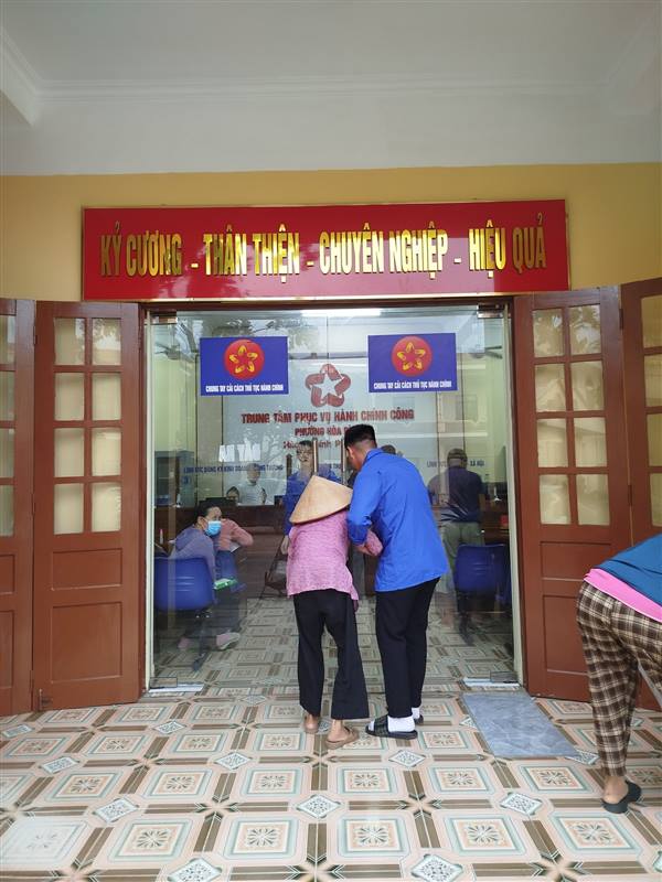 ĐOÀN THANH NIÊN PHƯỜNG HÒA BÌNH - RA QUÂN HỖ TRỢ NHÂN DÂN THỰC HIỆN THỦ TỤC HÀNH CHÍNH, DỊCH VỤ CÔNG TRỰC TUYẾN

