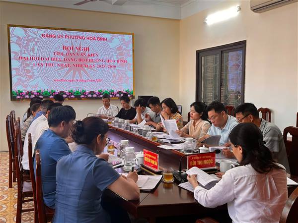 
Tiểu ban Văn kiện Đại hội Đảng bộ phường tổ chức họp kỳ thứ 2 cho ý kiến vào dự thảo báo cáo chính trị

