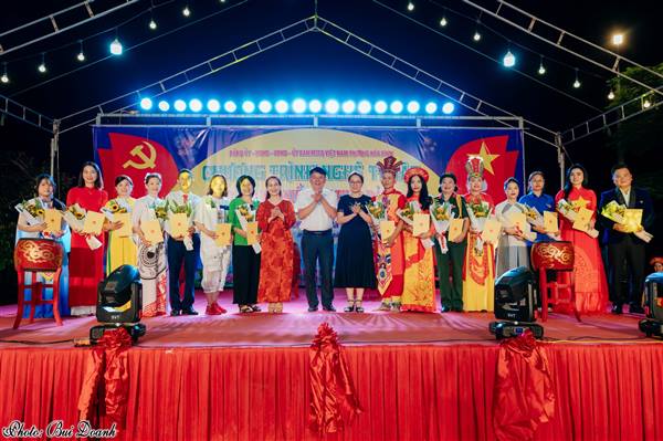 PHƯỜNG HÒA BÌNH TỔ CHỨC CHƯƠNG TRÌNH NGHỆ THUẬT "SÁNG MÃI NIỀM TIN THEO ĐẢNG"