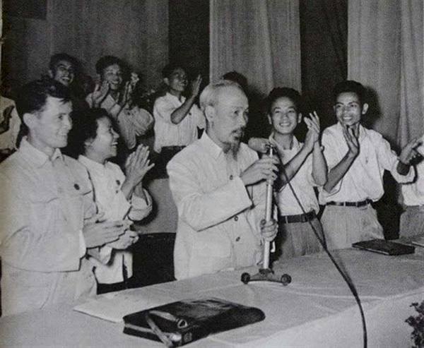 BÁC HỒ VỚI ĐOÀN THANH NIÊN

