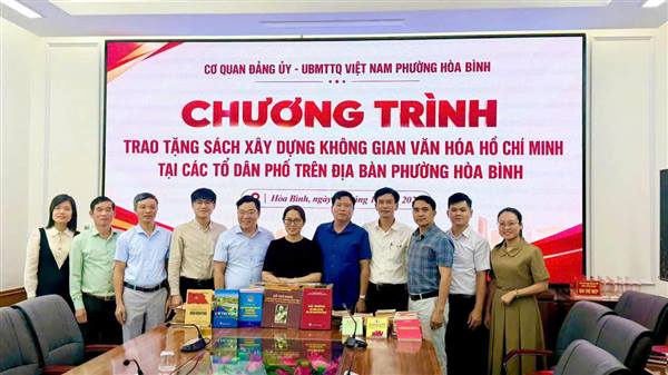 HÒA BÌNH: TRAO TẶNG SÁCH VỀ BÁC – LAN TỎA KHÔNG GIAN VĂN HÓA HỒ CHÍ MINH .
