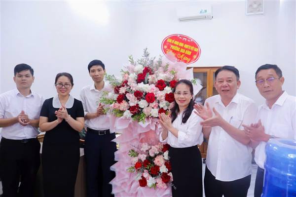 THƯỜNG TRỰC ĐẢNG ỦY PHƯỜNG HÒA BÌNH CHÚC MỪNG NHÂN DỊP KỶ NIỆM NGÀY TRUYỀN THỐNG CÁC CƠ QUAN THAM MƯU, GIÚP VIỆC CỦA ĐẢNG VÀ NGÀY THÀNH LẬP HỘI NÔNG DÂN VIỆT NAM.