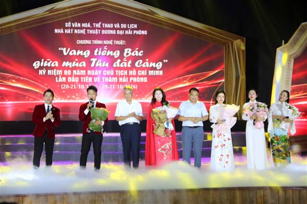 Đông đảo Nhân dân thành phố tham dự Chương trình nghệ thuật chính luận đặc biệt “Vang tiếng Bác giữa mùa thu đất Cảng”