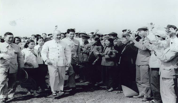 http://thcslyphong.hcm.edu.vn/upload/53890/fck/79774505/hinh-anh-bac-ho-va-moi-nguoi-rat-than-thien-36041.jpg
