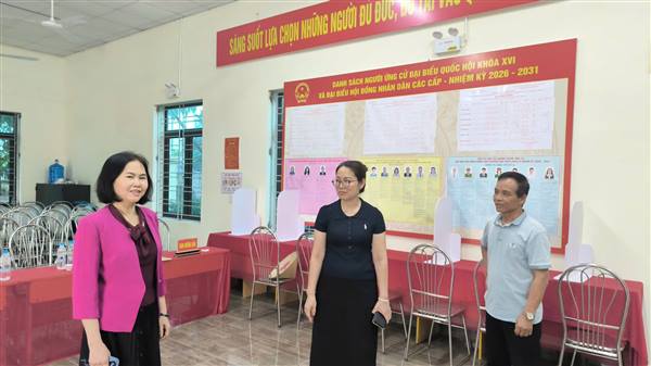 Đồng chí Nguyễn Thị Thanh Vân -Phó Bí Thư TT Đảng ủy kiểm tra công tác bầu cử .