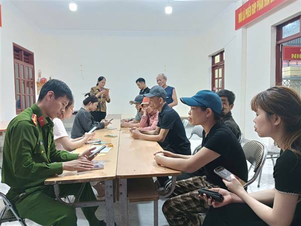 UBND phường Hòa Bình tích cực hướng dẫn nhân dân cài đặt Sổ sức khỏe điện tử tại các tổ dân phố.