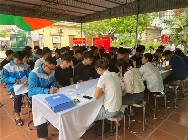 Khám nghĩa vụ quân sự lần đầu cho công dân đủ 17 tuổi và nam công dân trong độ tuổi Dân quân tự vệ năm 2026.

