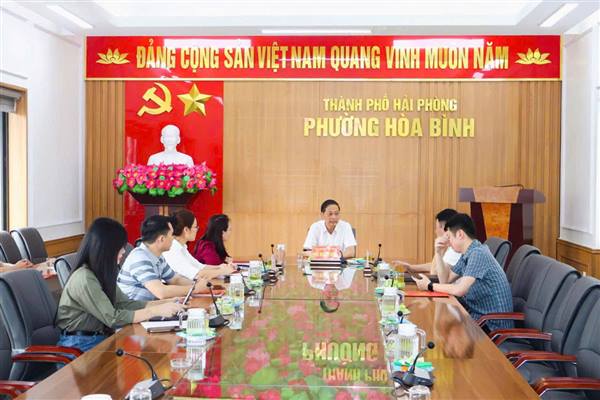 Đồng chí Đỗ Mạnh Hiến, Phó Bí thư Thường trực Thành ủy tới thăm và làm việc Thường trực Đảng ủy phường Hòa Bình. 