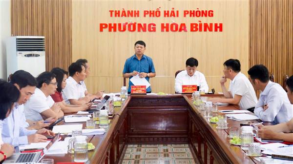 Đoàn giám sát chuyên đề Ban Đô thị HĐND thành phố nghe báo cáo giám sát về tình hình sản xuất và cung cấp nước sạch trên địa bàn phường Hòa Bình và phường Lưu Kiếm.