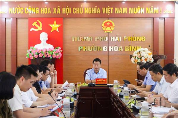Đồng chí Phạm Văn Thép, Ủy viên Ban Thường vụ Thành ủy, Trưởng Ban Quản lý Khu kinh tế Hải Phòng kiểm tra tiến độ giải phóng mặt bằng Dự án đầu tư xây dựng và kinh doanh kết cấu hạ tầng Khu công nghiệp Thủy Nguyên (giai đoạn 1).