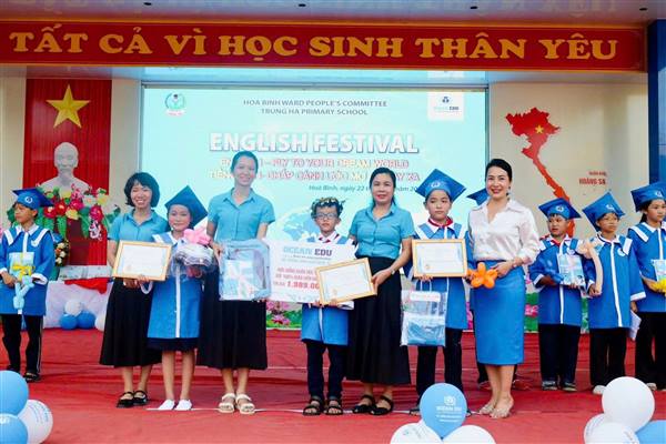 Trường Tiểu học Trung Hà phối hợp cùng Trung tâm Ngoại ngữ Ocean Edu Thủy Nguyên tổ chức chương trình “English Festival” với chủ đề “Tiếng Anh chắp cánh ước mơ em bay xa.