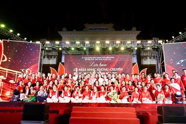 Liên khúc “Màu cờ tôi yêu – Nhà tôi có treo một lá cờ" tại Liên hoan Ca múa nhạc không chuyên thành phố Hải Phòng năm 2026.