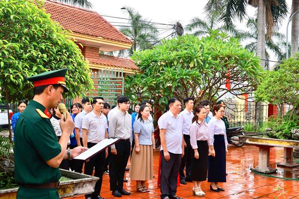 PHƯỜNG HÒA BÌNH TỔ CHỨC LỄ VIẾNG CÁC ANH HÙNG LIỆT SĨ .