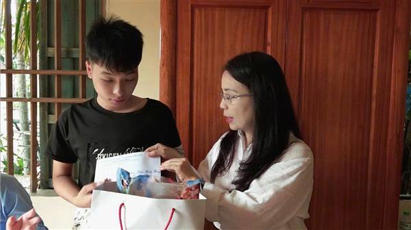 Phường Hòa Bình thăm, tặng quà trẻ em có hoàn cảnh khó khăn nhân Ngày Quốc tế Thiếu nhi 1/6.