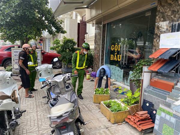 UBND phường Hòa Bình tổ chức ra quân tuyên truyền, kiểm tra, xử lý các trường hợp vi phạm về trật tự đường hè, vệ sinh môi trường và hành lang an toàn giao thông trên địa bàn.