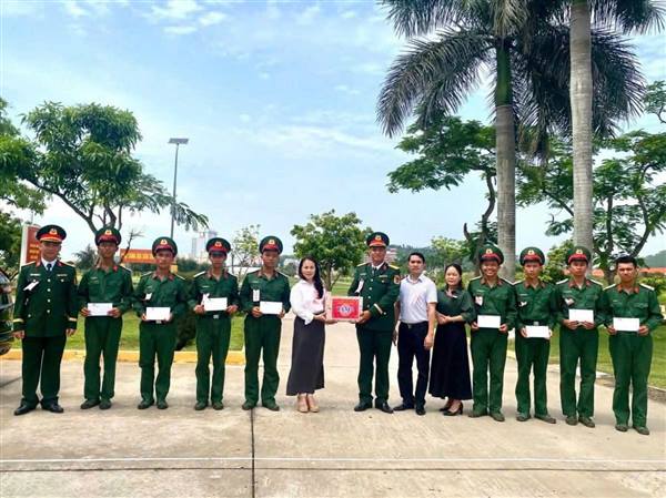   LÃNH ĐẠO PHƯỜNG HÒA BÌNH THĂM, TẶNG QUÀ ĐỘNG VIÊN CHIẾN SĨ MỚI NHẬP NGŨ NĂM 2026