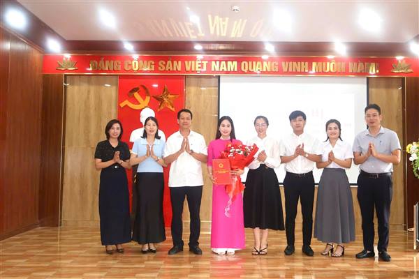 Hội nghị công bố Quyết định về công tác nhân sự trường Mầm non Trung Hà.