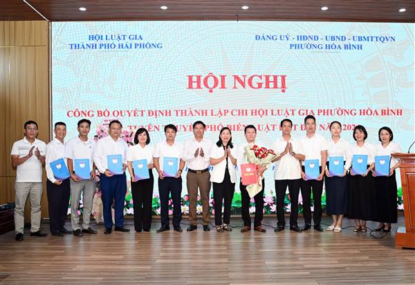 Phường Hòa Bình công bố Quyết định thành lập Chi hội Luật gia và tuyên truyền Luật Đất đai năm 2024.