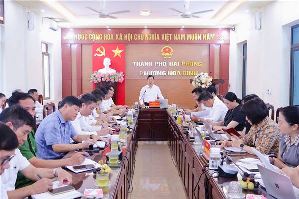 Đoàn giám sát Ủy ban MTTQ Việt Nam thành phố giám sát việc giải quyết thủ tục hành chính gắn với vận hành mô hình chính quyền địa phương 02 cấp tại phường Hòa Bình