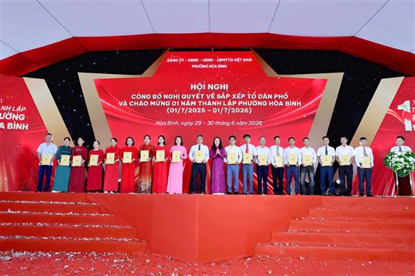 Hội nghị công bố Nghị quyết về sắp xếp tổ dân phố và chào mừng 01 năm thành lập phường Hòa Bình (01/7/2025 - 01/7/2026).