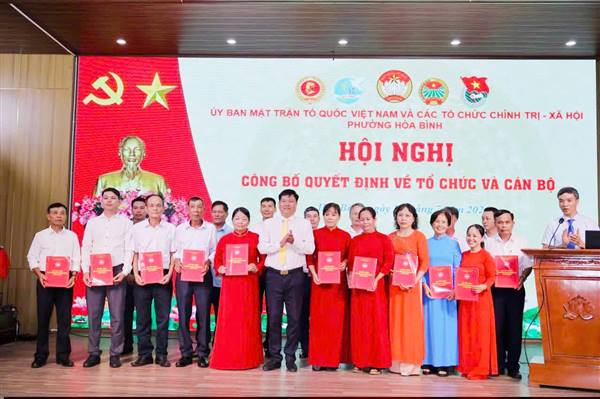ỦY BAN MTTQ VIỆT NAM PHƯỜNG HÒA BÌNH CÔNG BỐ CÁC QUYẾT ĐỊNH VỀ CÔNG TÁC TỔ CHỨC, CÁN BỘ SAU SÁP NHẬP TỔ DÂN PHỐ; SƠ KẾT CÔNG TÁC MẶT TRẬN VÀ CÁC TỔ CHỨC CHÍNH TRỊ - XÃ HỘI 6 THÁNG ĐẦU NĂM 2026.
