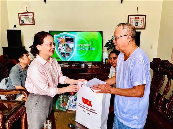 Lãnh đạo phường Hòa Bình thăm, tặng quà người có công nhân dịp kỷ niệm 79 năm Ngày Thương binh - Liệt sĩ. 