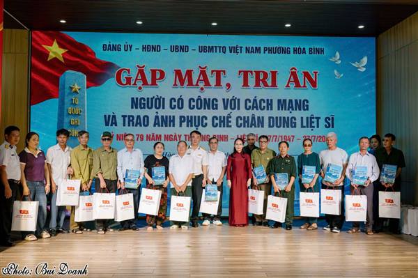 PHƯỜNG HÒA BÌNH TỔ CHỨC HỘI NGHỊ GẶP MẶT TRI ÂN, TRAO TẶNG ẢNH CHÂN DUNG LIỆT SĨ PHỤC DỰNG BẰNG CÔNG NGHỆ AI VÀ TIẾP NHẬN QUÀ TẶNG NGƯỜI CÓ CÔNG.