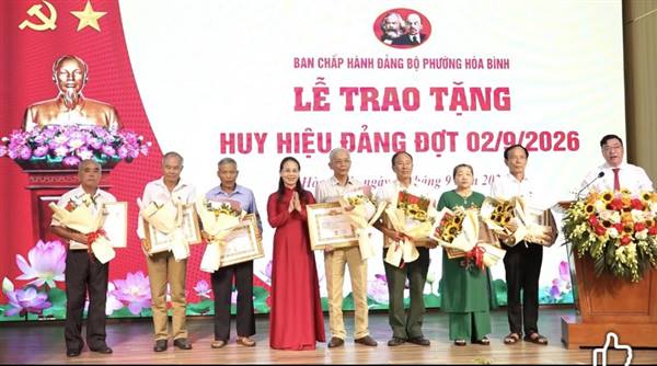 LỄ TRAO HUY HIỆU ĐẢNG ĐỢT 02/9/2026 PHƯỜNG HÒA BÌNH.