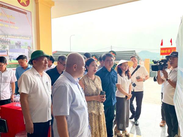 Đồng chí Đỗ Thành Trung, Phó Bí thư Thành ủy, Chủ tịch UBND thành phố Hải Phòng kiểm tra tiến độ Dự án đầu tư xây dựng khu nhà ở xã hội tại phường Hòa Bình. 