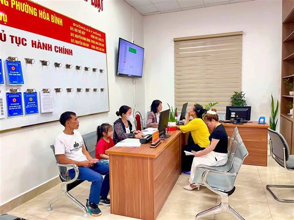 PHƯỜNG HÒA BÌNH NÂNG CAO CHẤT LƯỢNG PHỤC VỤ NHÂN DÂN, ĐẨY MẠNH XÂY DỰNG “CHÍNH QUYỀN THÂN THIỆN”