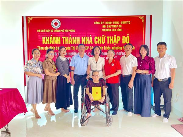 Lễ khánh thành Nhà Chữ thập đỏ cho gia đình bà Nguyễn Thị Tiệp, Tổ dân phố Đông Kinh Triều.