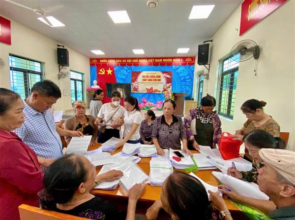 TỔ DÂN PHỐ SIM BẤC ĐẨY MẠNH TUYÊN TRUYỀN, HỖ TRỢ NGƯỜI DÂN SỬ DỤNG CÁC ỨNG DỤNG SỐ